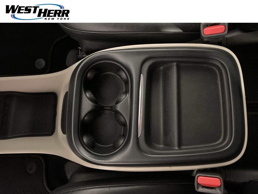 Used 2018 Silver Chrysler Touring L image 8