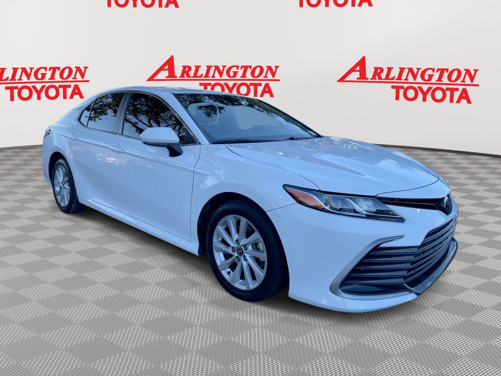 2021 Toyota Camry LE's photo