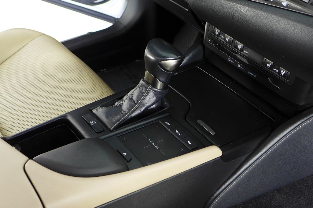 Thumbnail: 2020 Lexus ES - 15