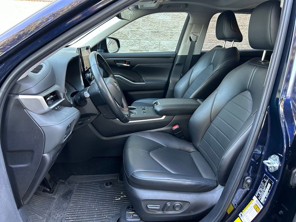 Thumbnail: 2023 Toyota Highlander - 14