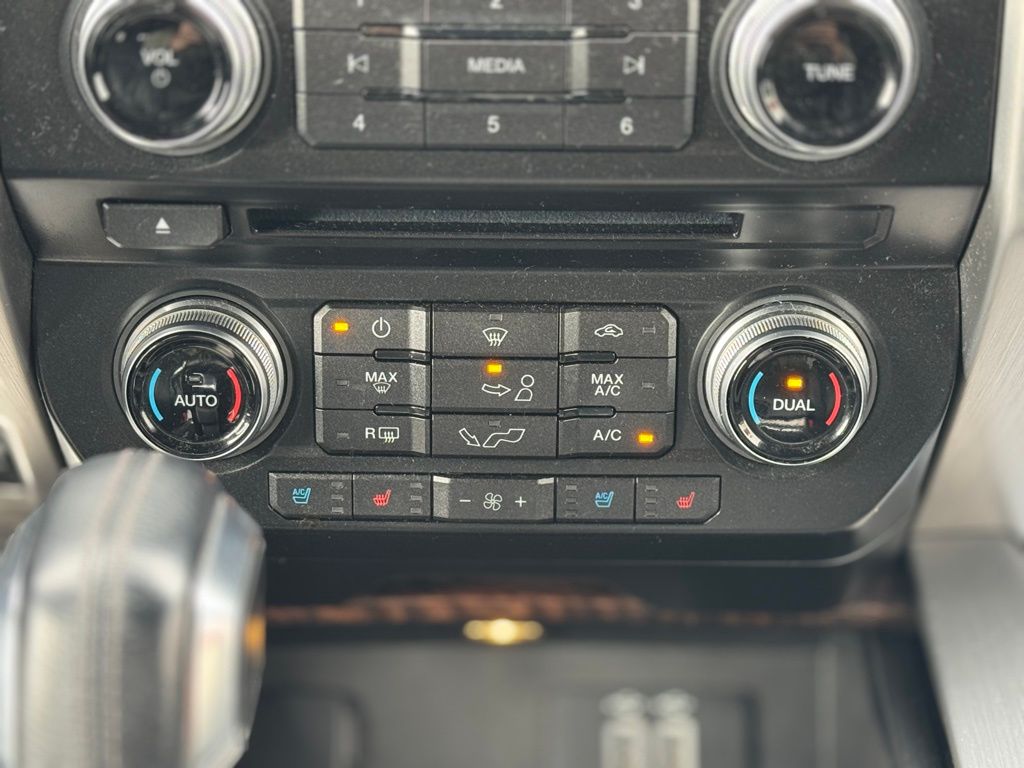 2016 Ford F-150 Platinum photo
