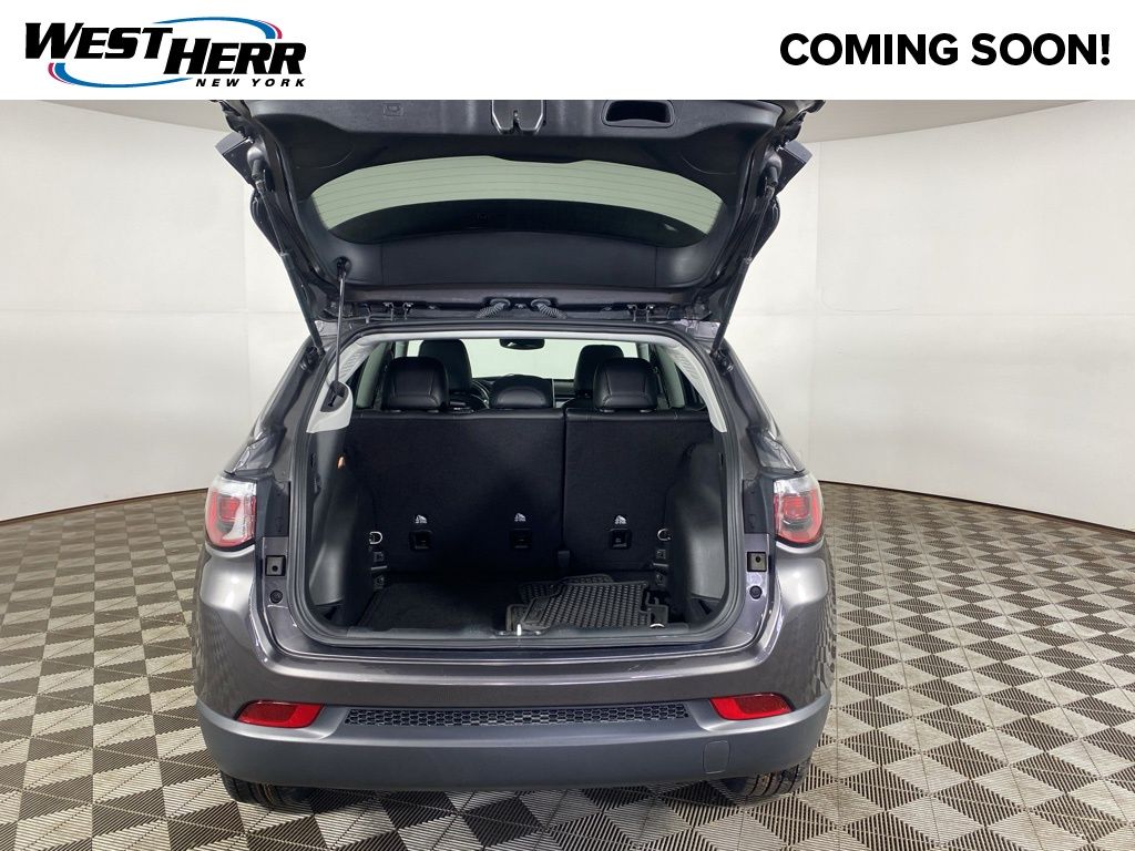 Used 2022 Gray Jeep Latitude image 18