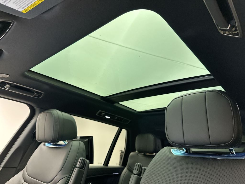 2025 Land Rover Range Rover SE 12