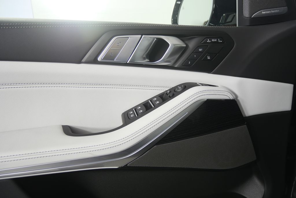 Thumbnail: 2027 BMW X7 - 8