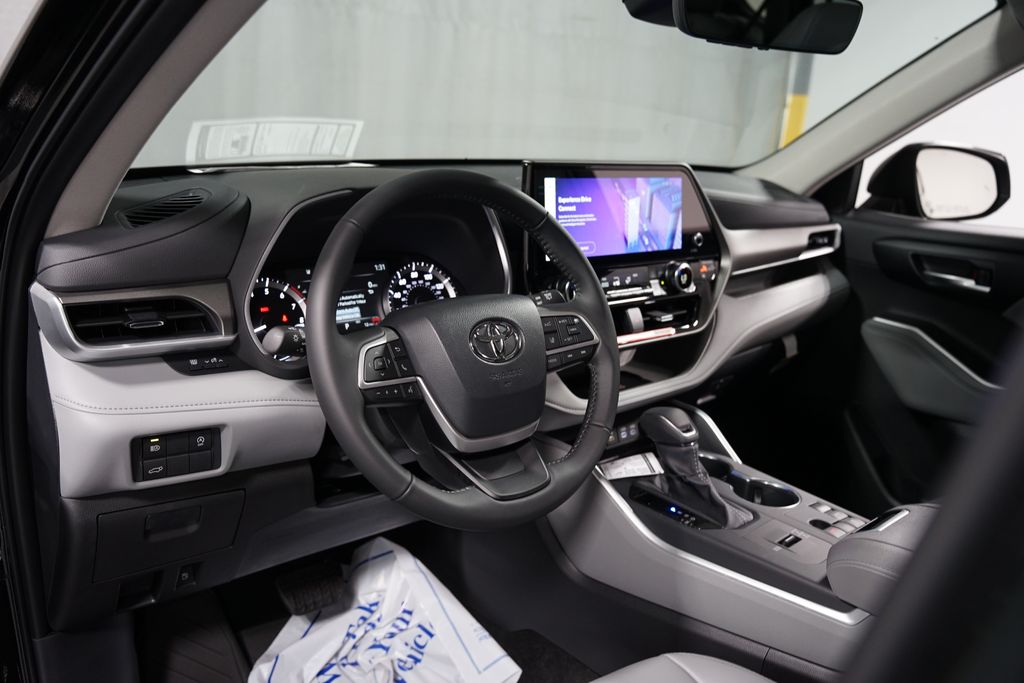 Thumbnail: 2025 Toyota Highlander - 11