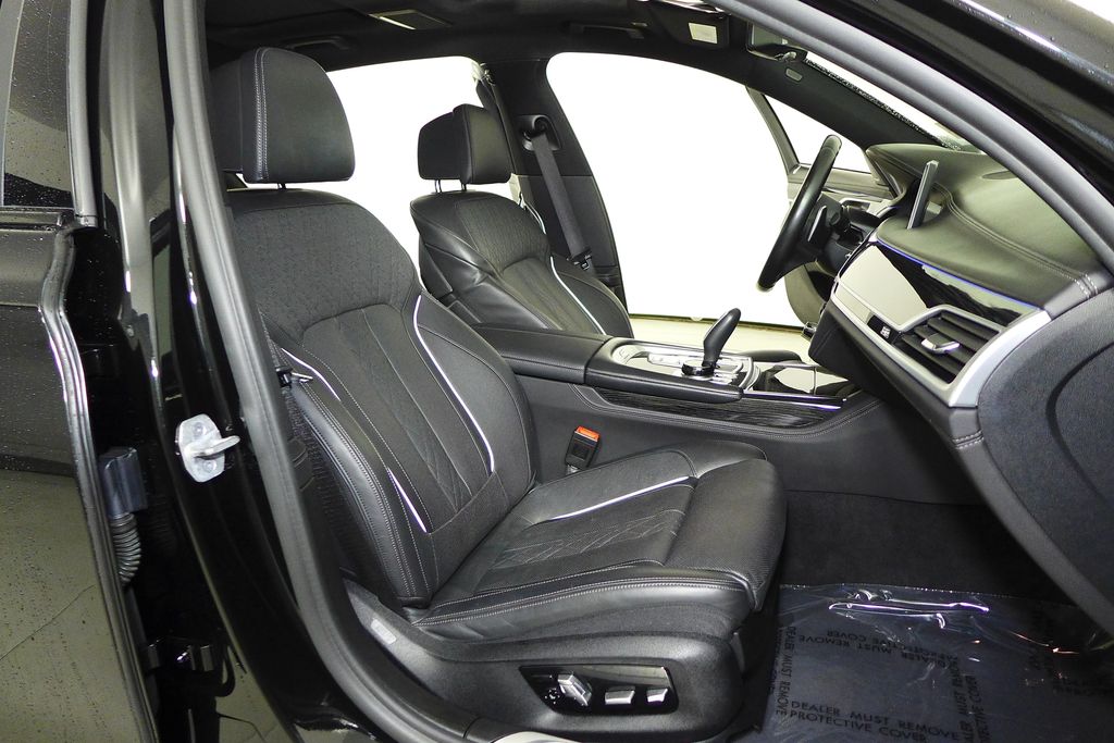 Thumbnail: 2021 BMW 7 Series - 18