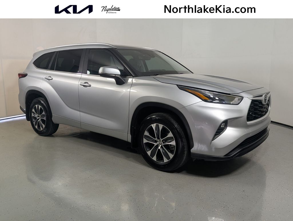 Celestial Silver Metallic 2025 Toyota Highlander SUV / Crossover Front-Wheel Drive 8-Speed Automatic