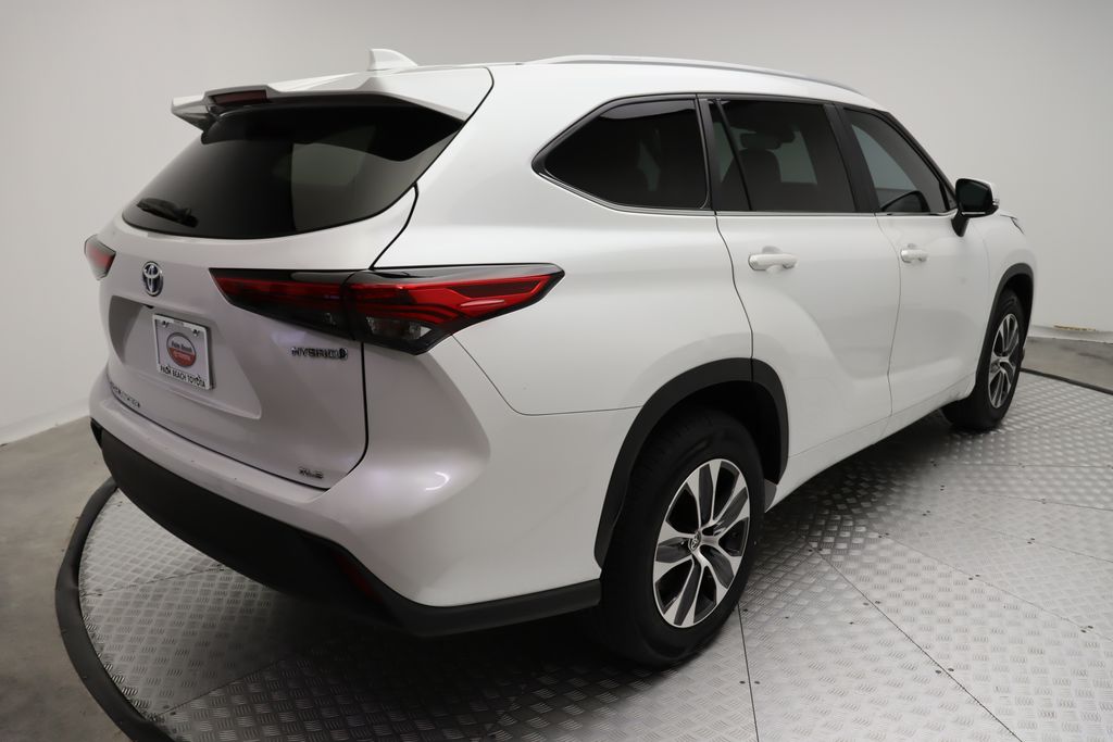 Thumbnail: 2023 Toyota Highlander - 8