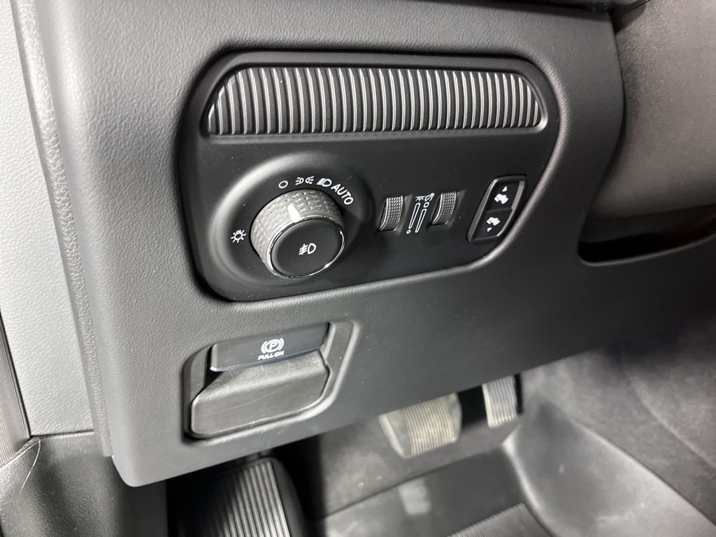 Thumbnail: 2022 Jeep Grand Wagoneer - 25