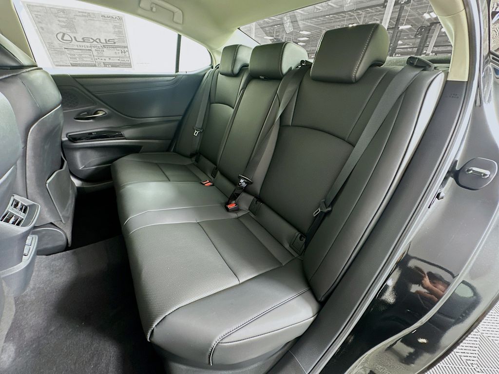 2025 Lexus ES Hybrid 300h 17