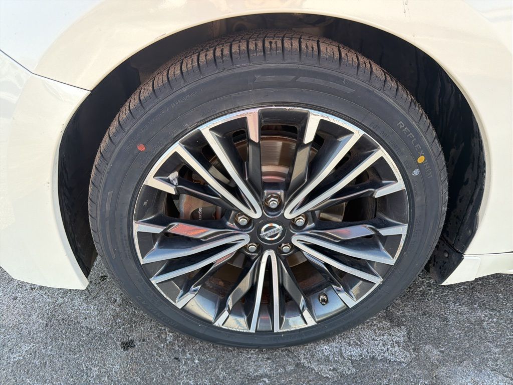 Thumbnail: 2017 Nissan Maxima - 10