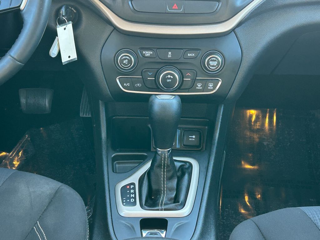 Thumbnail: 2016 Jeep Cherokee - 25