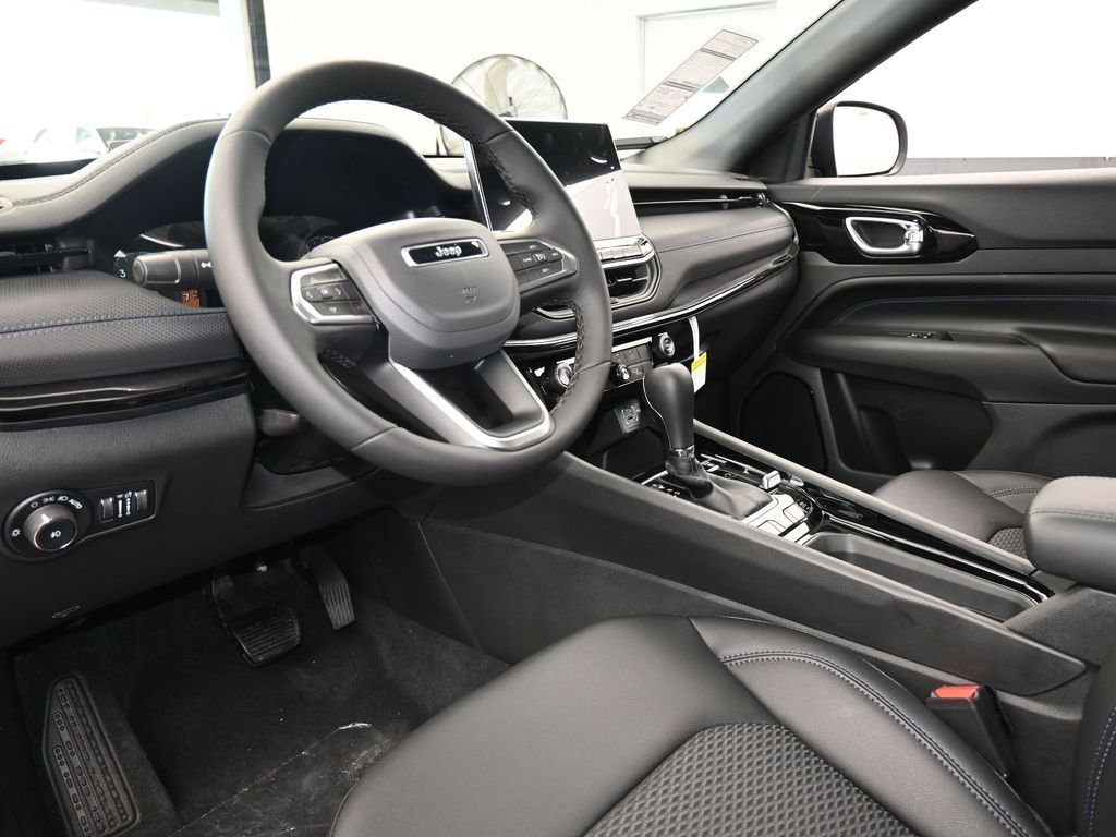 New 2026 Red Hot Pearlcoat Jeep Latitude image 12