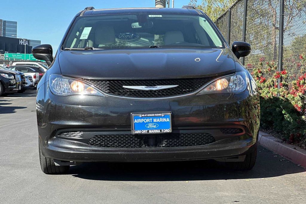 2021 Chrysler Voyager LXI 11