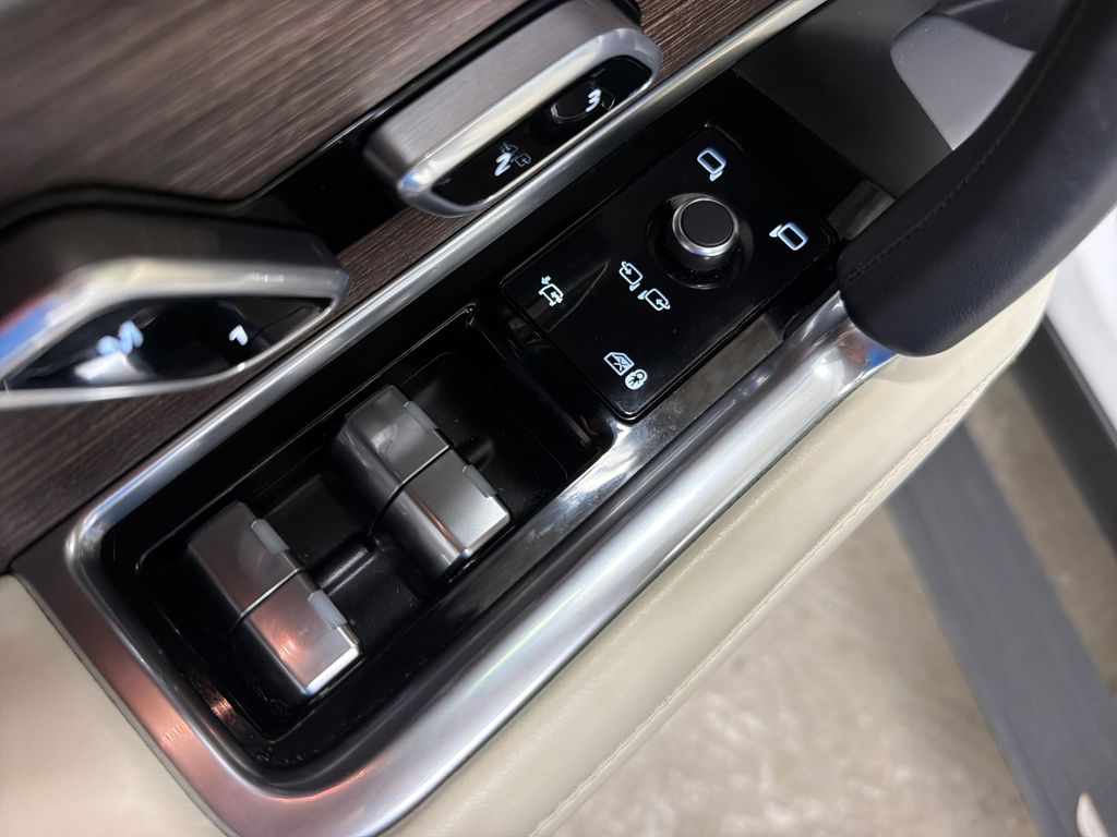 Used 2025  Land Rover SE image 16