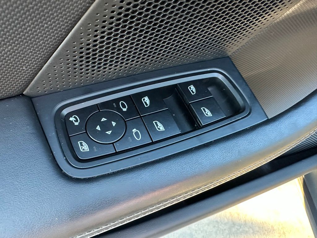 Thumbnail: 2025 Porsche Taycan - 14