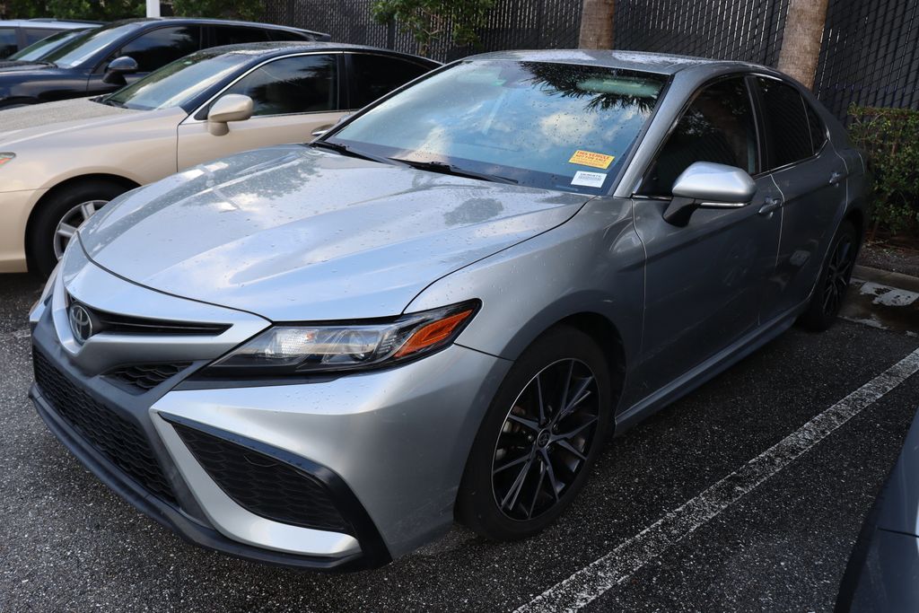 2022 Toyota Camry SE 2