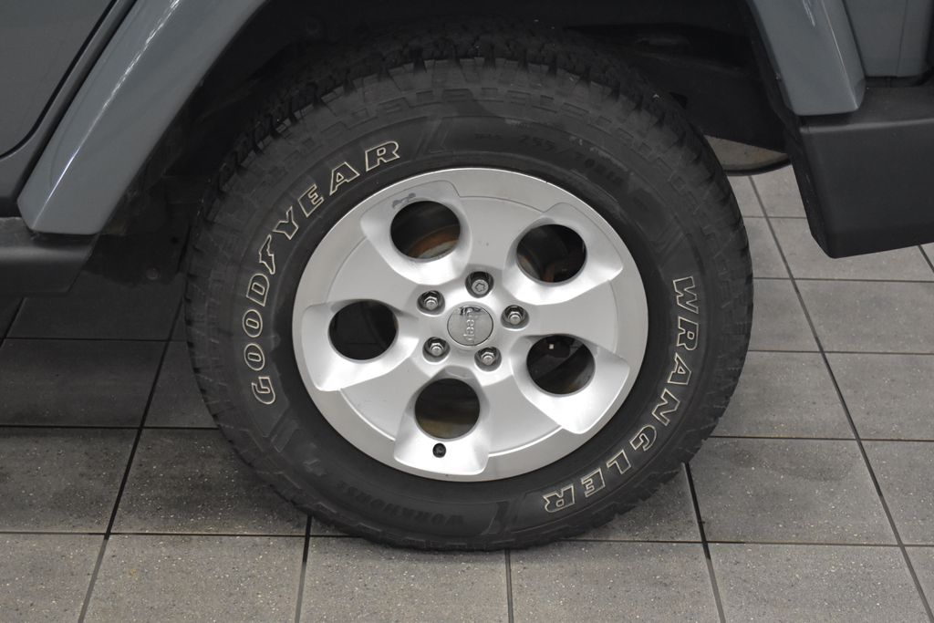 2014 Jeep Wrangler Unlimited Sahara 12