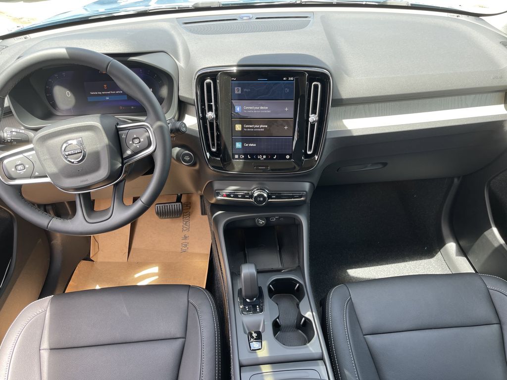 2025 Volvo XC40 B5 Core photo