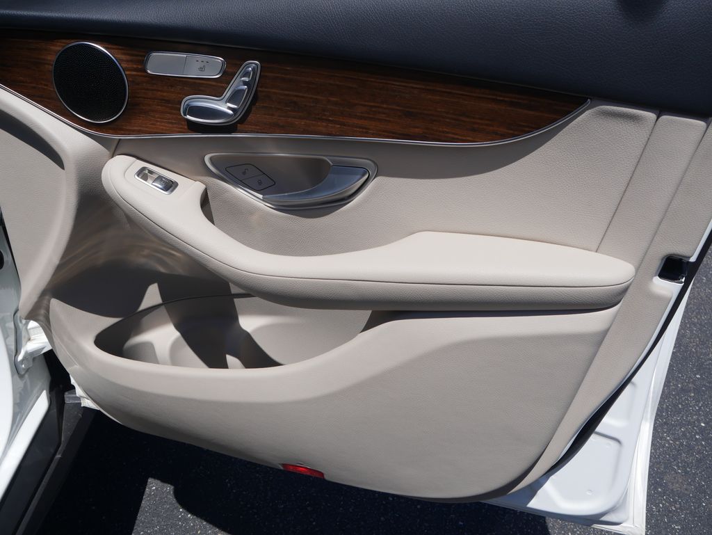 Thumbnail: 2022 Mercedes-Benz GLC - 23
