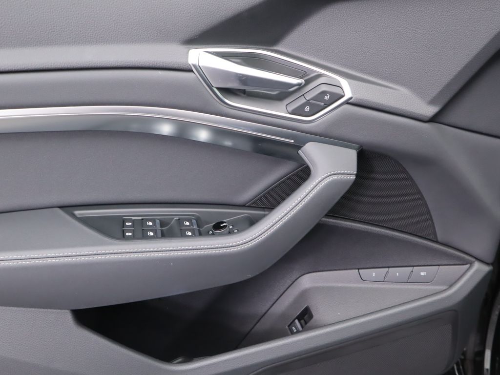 2021 Audi e-tron Premium 24