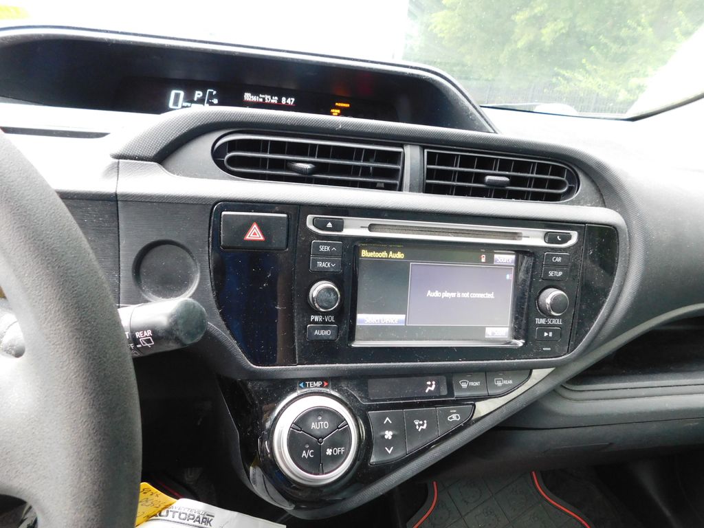 Thumbnail: 2015 Toyota Prius c - 6