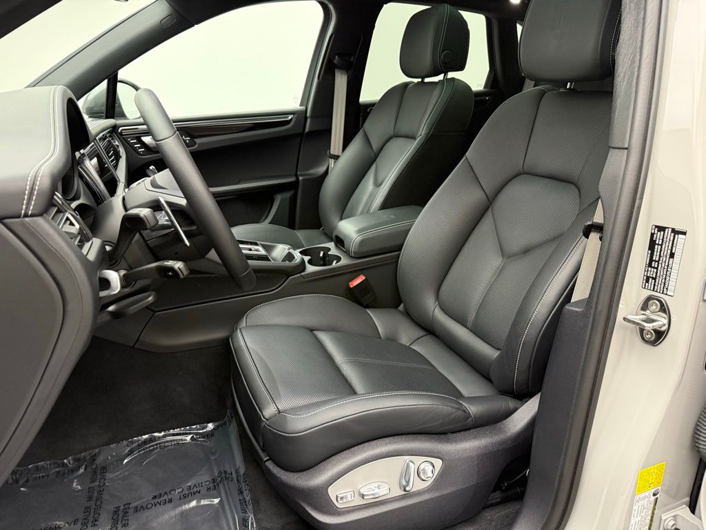 Thumbnail: 2023 Porsche Macan - 5