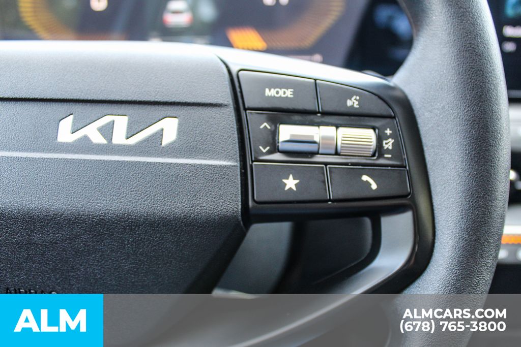 Used 2025 White Kia LXS image 25