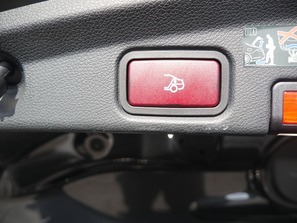 Thumbnail: 2022 Mercedes-Benz E-Class - 21