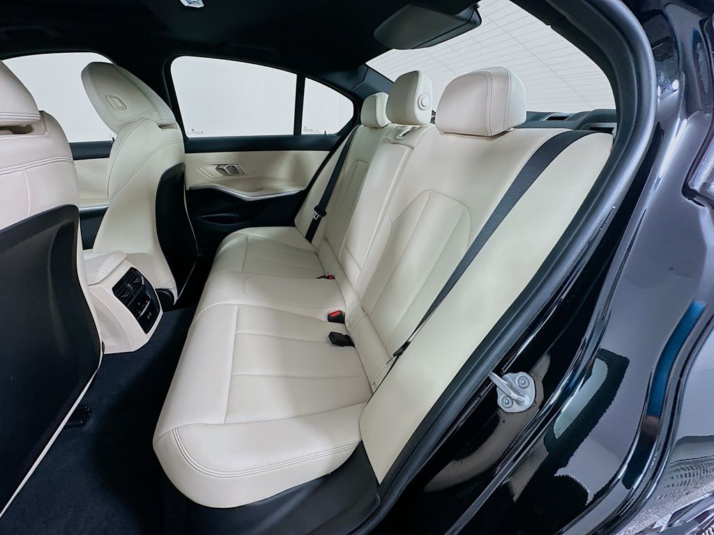 Thumbnail: 2025 BMW 3 Series - 25