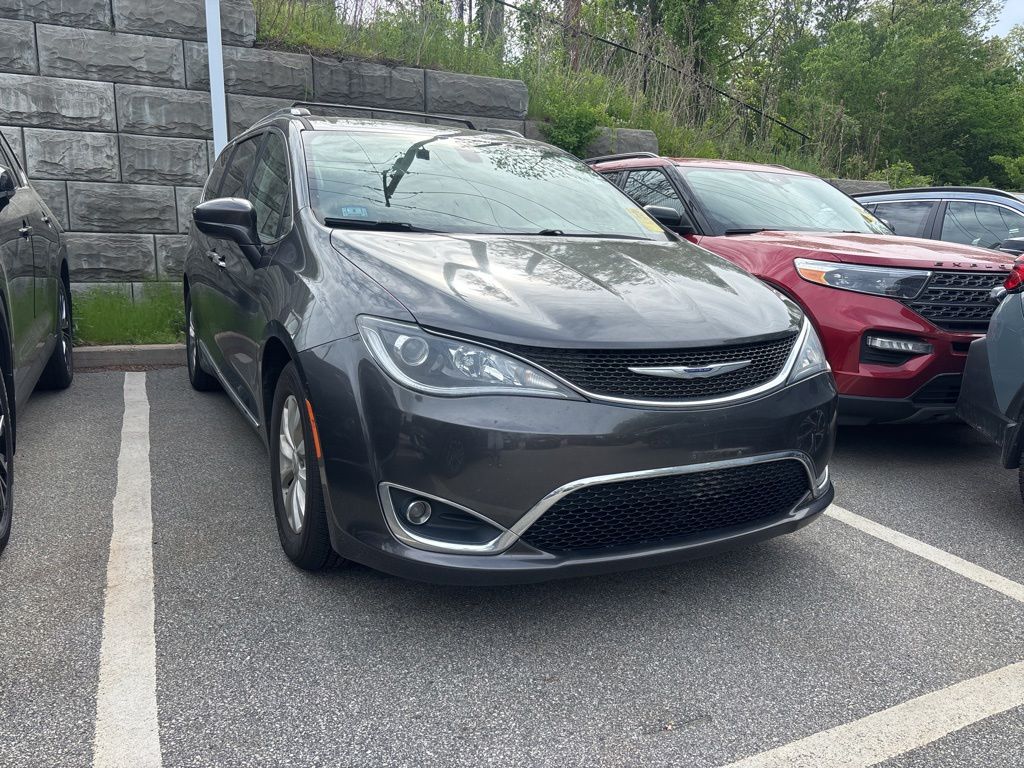 2019 Chrysler Pacifica Touring L's photo