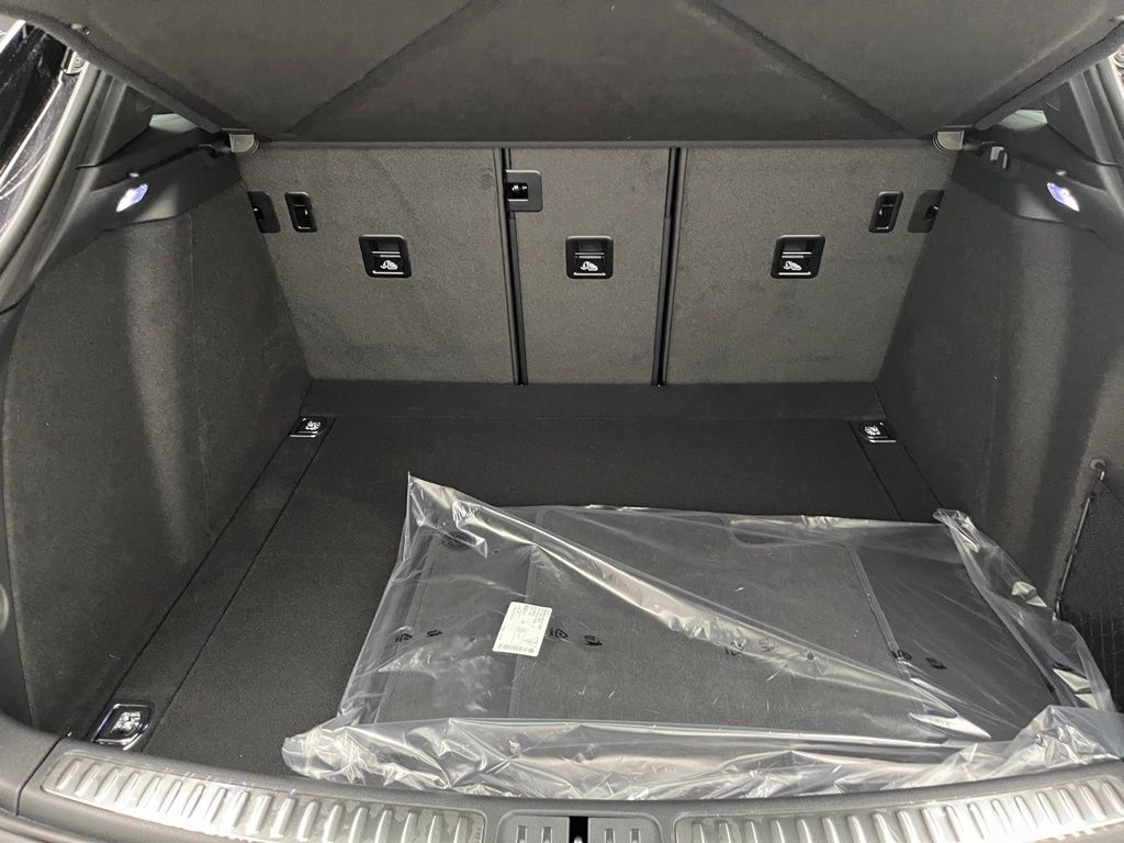 Thumbnail: 2026 Porsche Macan - 25