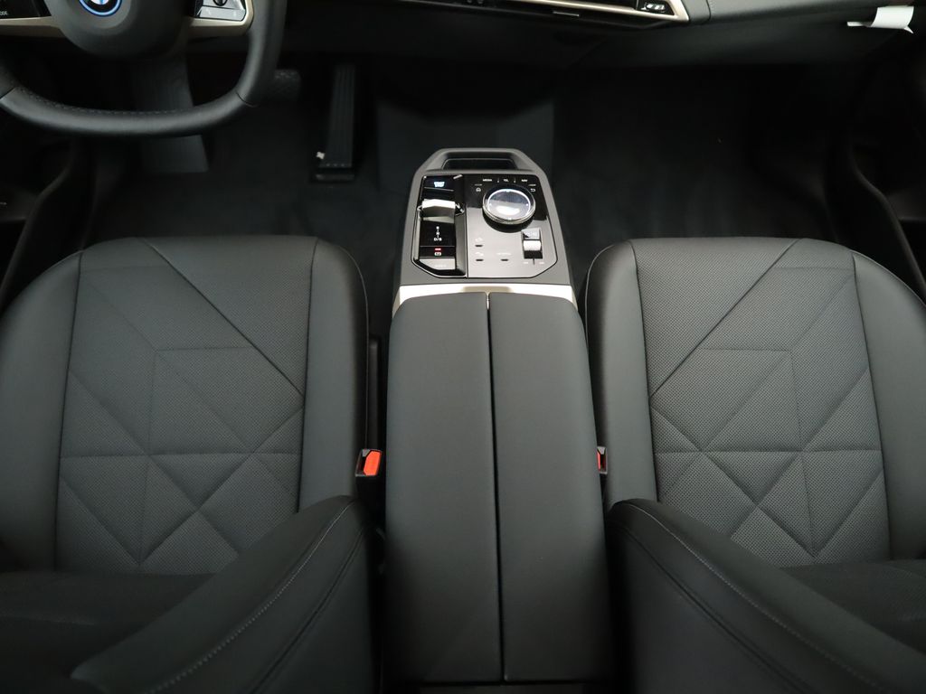 2025 BMW iX xDrive50 19