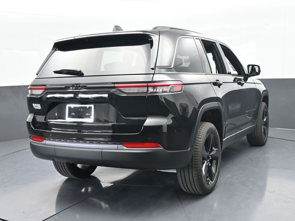 New 2026 Diamond Black Crystal Pearlcoat Jeep Limited image 5