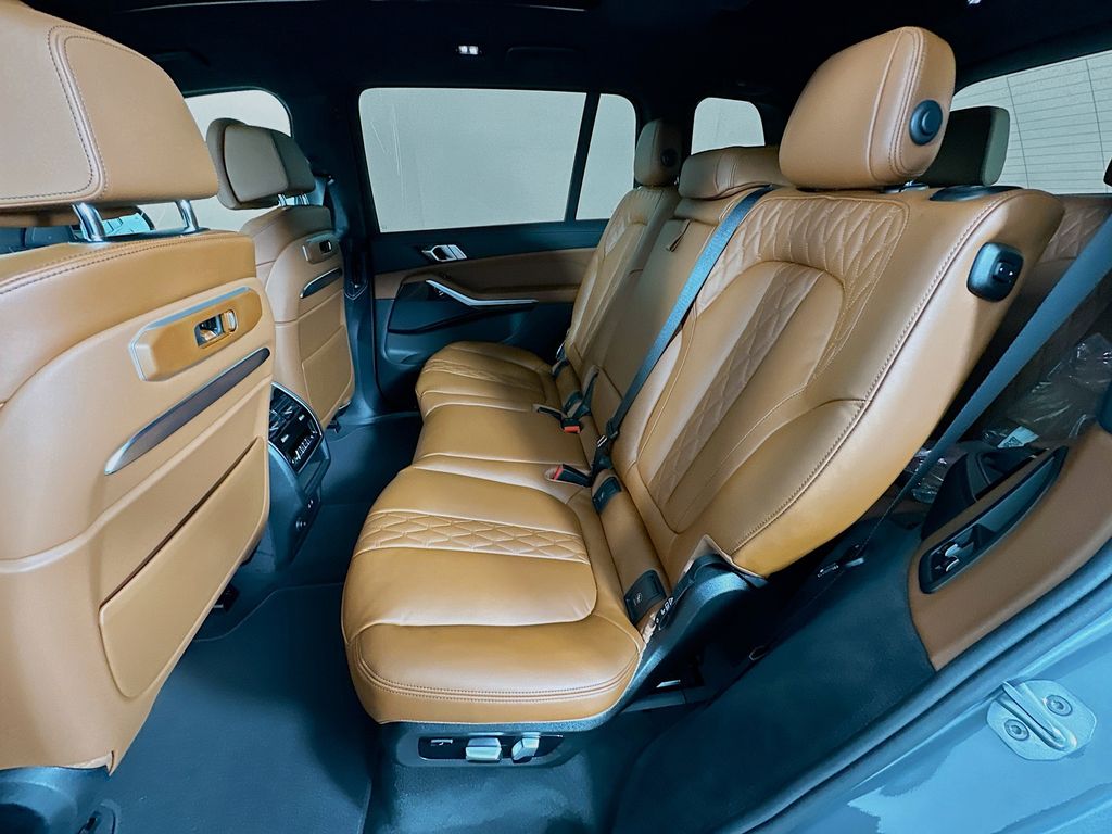 Thumbnail: 2027 BMW X7 - 17