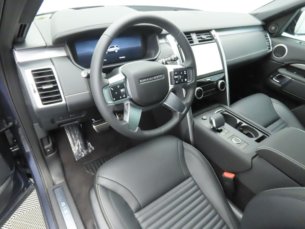 2024 Land Rover Discovery Dynamic SE 9