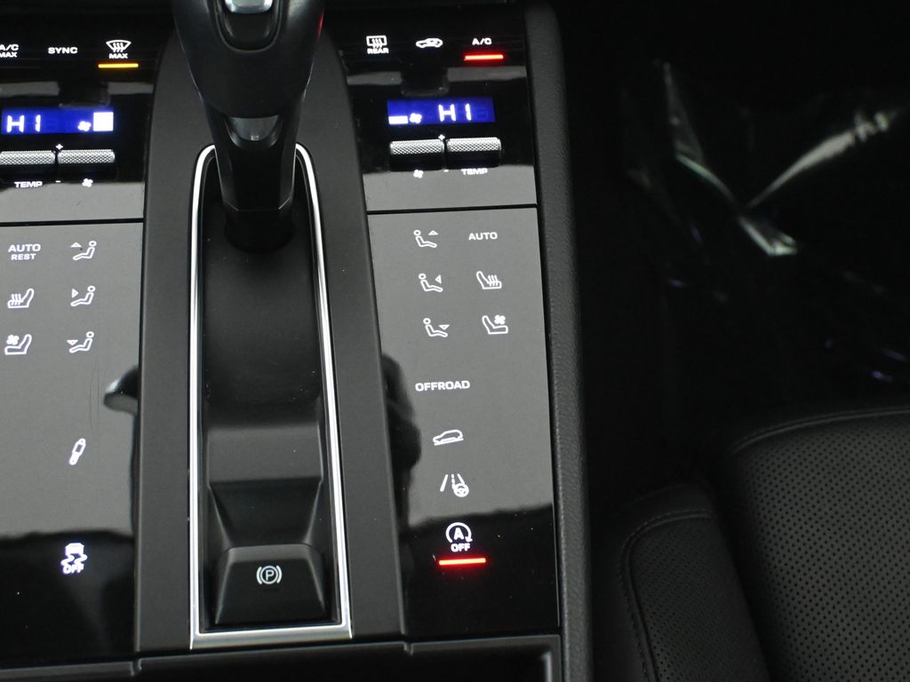 Thumbnail: 2023 Porsche Macan - 26