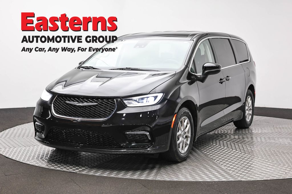 2023 Chrysler Pacifica Touring L's photo