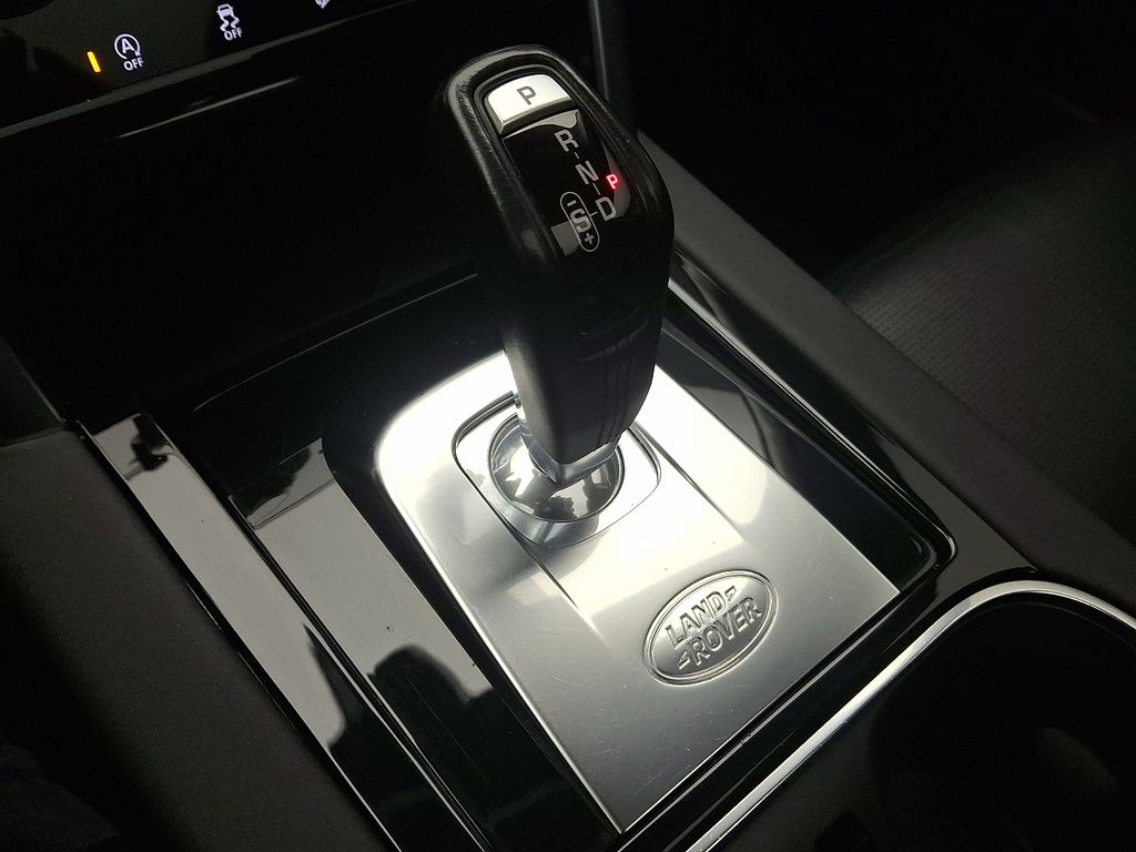 Thumbnail: 2020 Land Rover Discovery Sport - 15