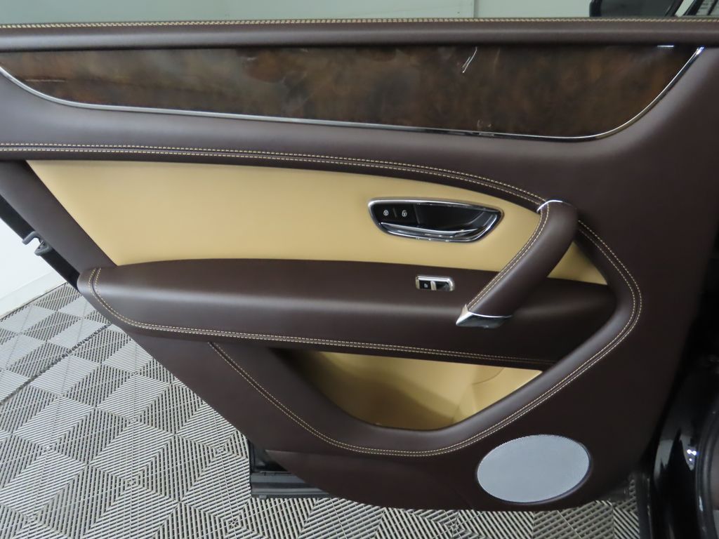 Thumbnail: 2019 Bentley Bentayga - 27