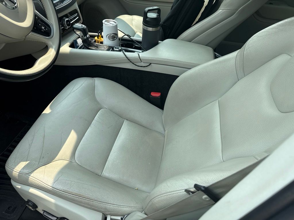 Used 2019 White Volvo T5 Momentum image 11
