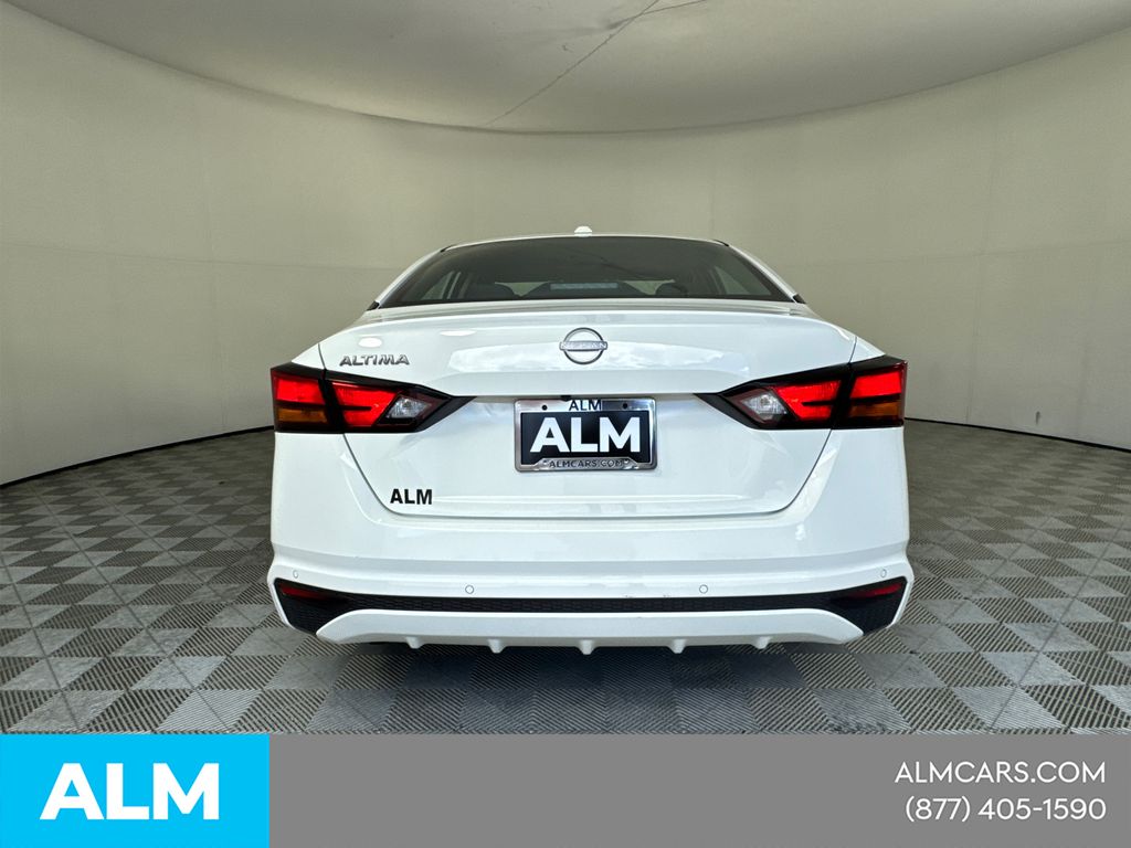 Used 2025 White Nissan 2.5 SV image 9