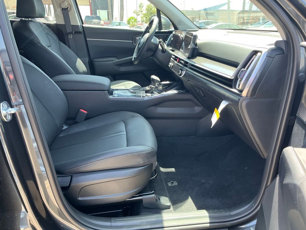 New 2025 Gray Kia S image 17