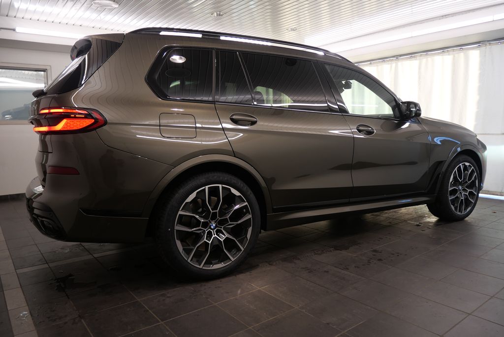 2025 BMW X7 M60i 8