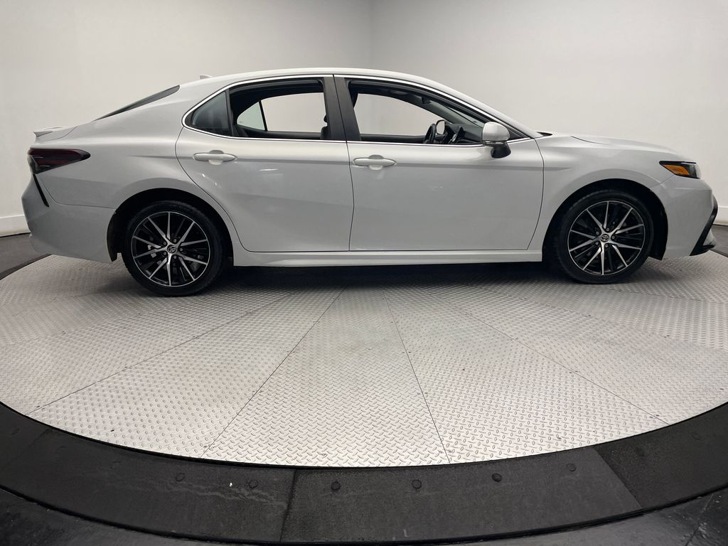 2022 Toyota Camry SE 4