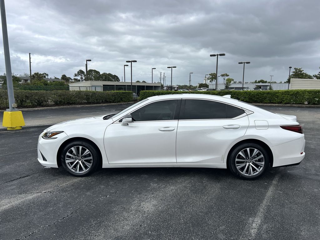 Thumbnail: 2021 Lexus ES - 15