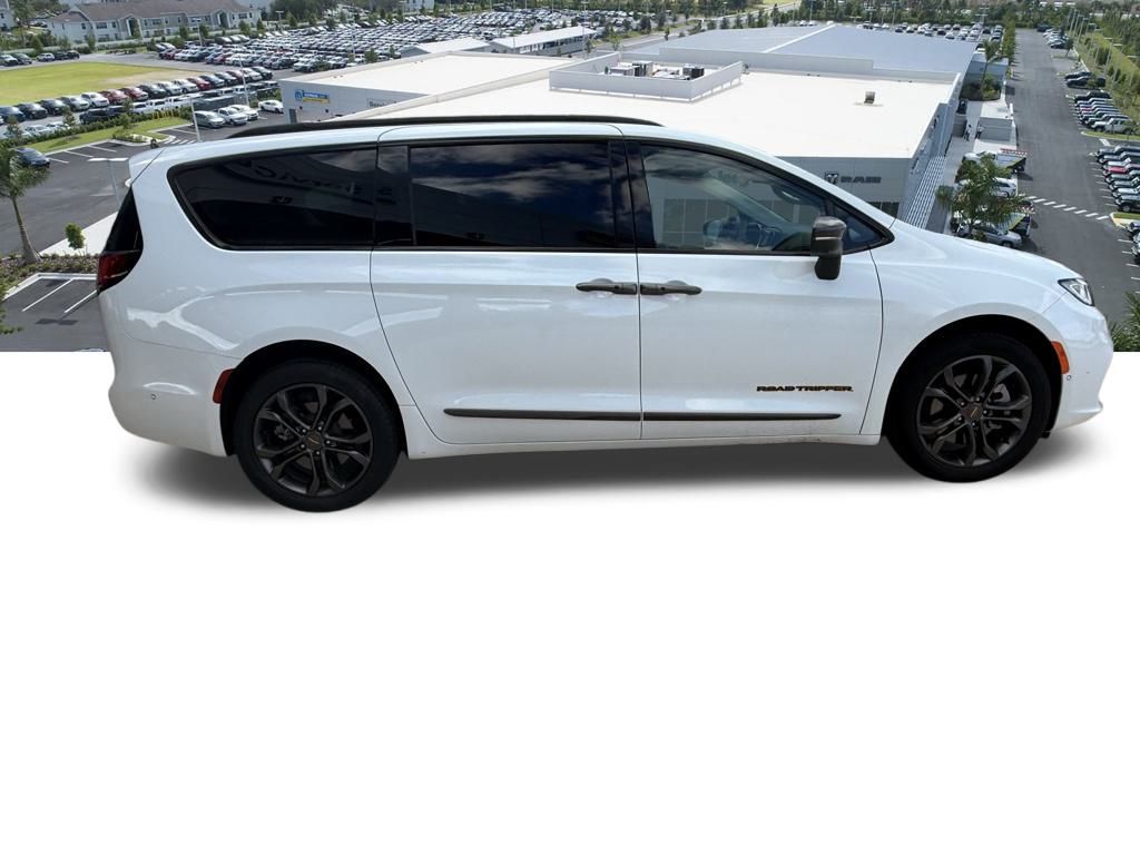 2023 Chrysler Pacifica Touring L's photo