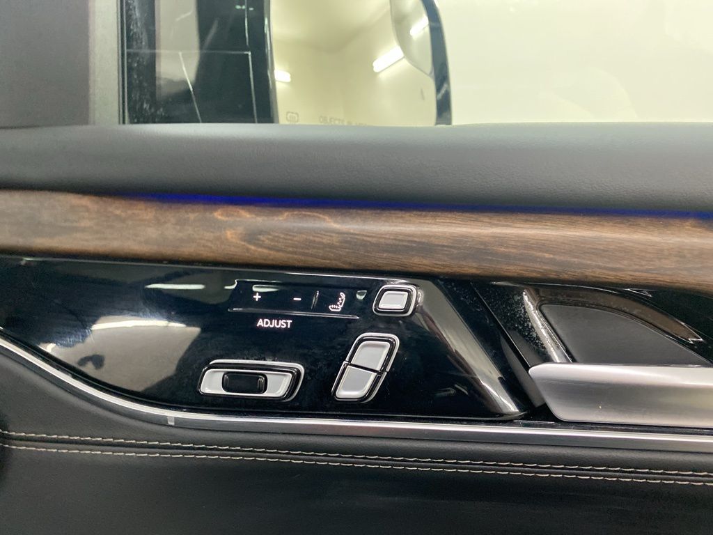 2024 Jeep Grand Wagoneer photo