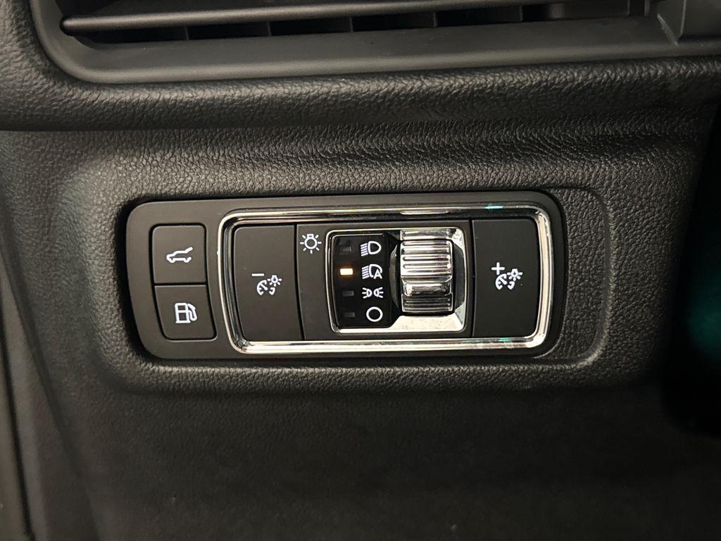 Used 2022 Black Lincoln Grand Touring image 18