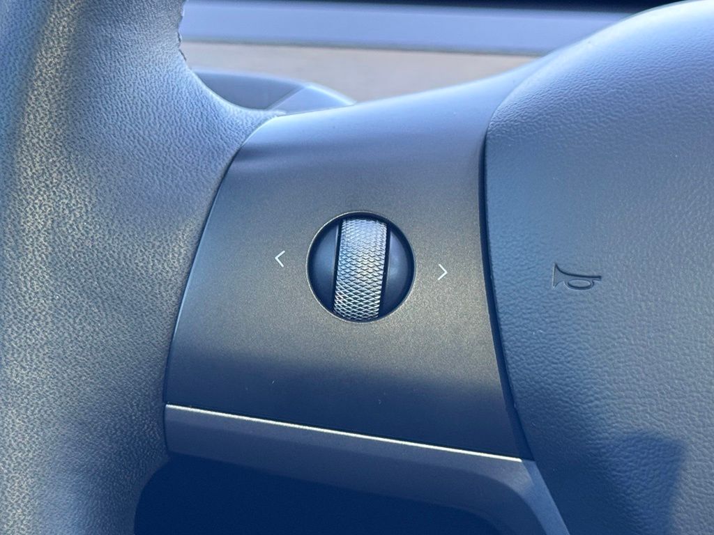 TeslaModel Y8